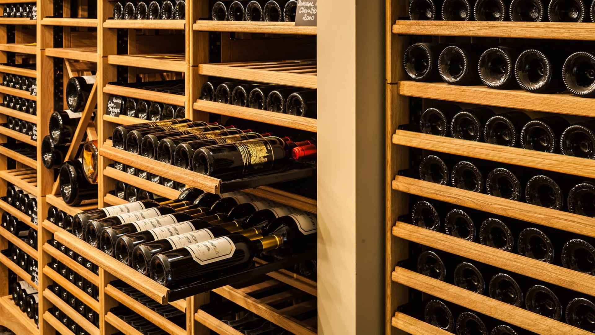 Furniture for restaurants, hotels or wine bars that manage a cellar with numerous wine references in stock or decorative and robust shelf modules and displays for wine merchants or businesses that wish to highlight their wine offering on the shelves.