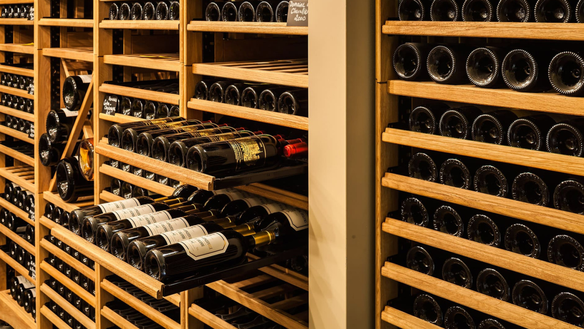 Möbel für Restaurants, Hotels oder Weinbars, die einen Weinkeller mit zahlreichen vorrätigen Weinreferenzen verwalten, oder dekorative und robuste Regalmodule und Displays für Weinhändler oder Unternehmen, die ihr Weinangebot in den Regalen hervorheben möchten.