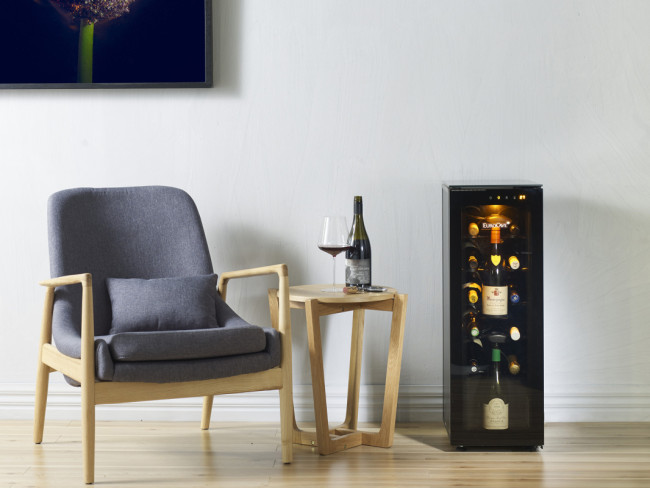 Weinbar mit 12 Flaschen im Wohnzimmer