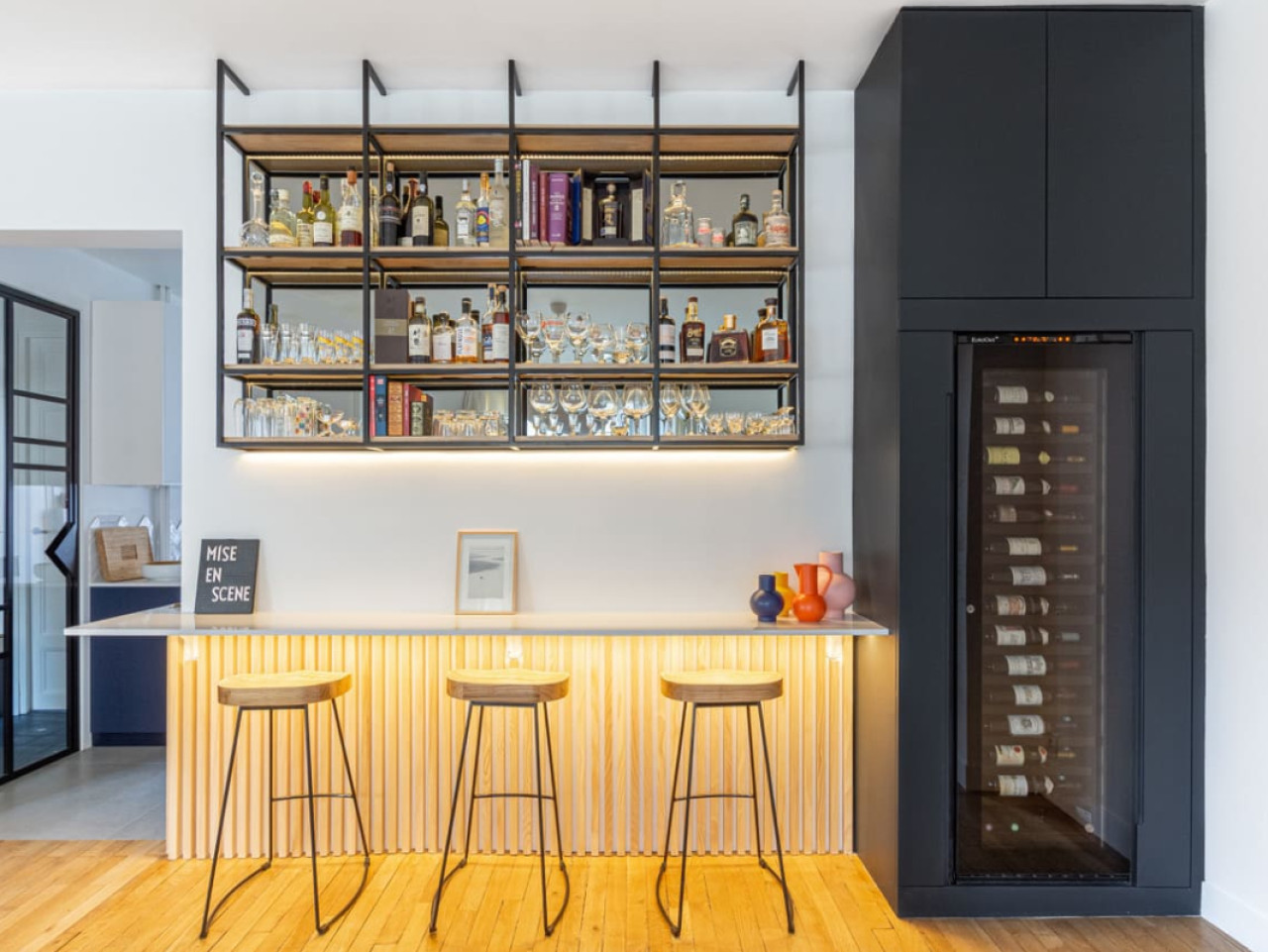 Bar de salon avec une cave à vin eurocave intégrée dans un meuble