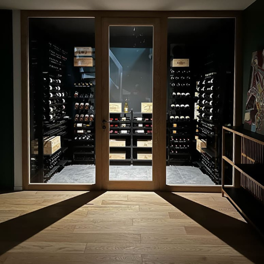 Project to fit out an air-conditioned wine cellar with glass walls and the installation of top-of-the-range Modulo-X industrial-style metal shelving - EuroCave Annecy showroom project. Project to fit out an air-conditioned wine cellar with glass walls and the installation of top-of-the-range Modulo-X industrial-style metal shelving - EuroCave Annecy showroom project.
