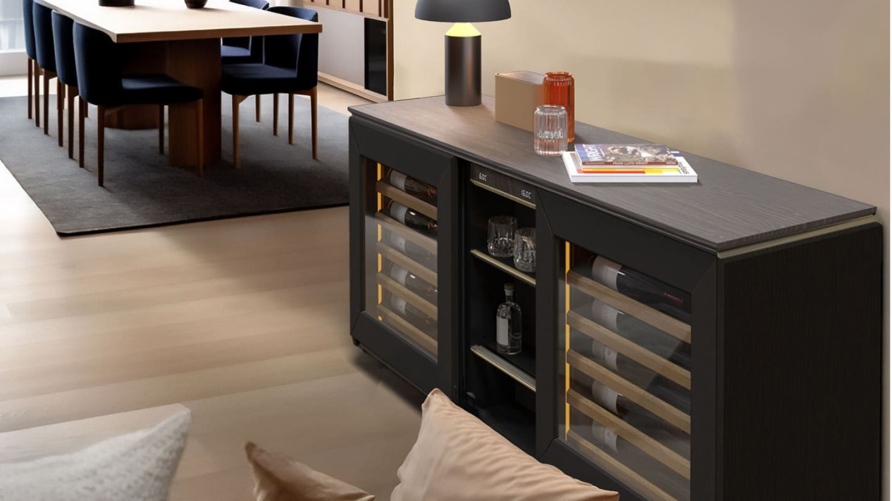 Une cave à vin 2 températures dans un meuble enfilade, une solution pour intégrer un frigo à vin dans un agencement d'intérieur sophistiqué. Une cave à vin 2 températures dans un meuble enfilade, une solution pour intégrer un frigo à vin dans un agencement d'intérieur sophistiqué.