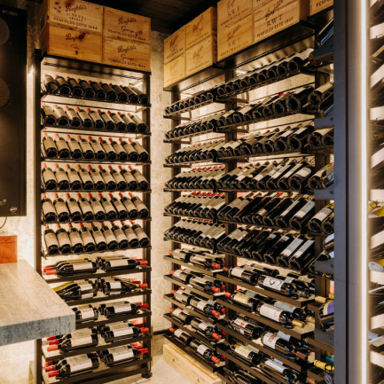 Sicher aufbewahrte Weinsammlung in einer repräsentativen Kellereinrichtung dank der modularen Stahlregale Modulo-X von EuroCave. Sicher aufbewahrte Weinsammlung in einer repräsentativen Kellereinrichtung dank der modularen Stahlregale Modulo-X von EuroCave.