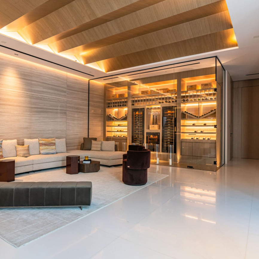 Beeindruckender klimatisierter Weinkeller, integriert in die Innenarchitektur eines Luxushauses. Beeindruckender klimatisierter Weinkeller, integriert in die Innenarchitektur eines Luxushauses.