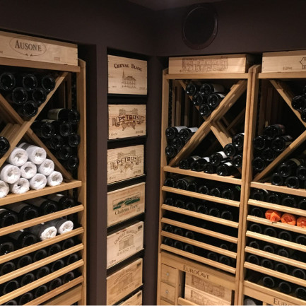 Weinkeller mit modularen Möbeln zur Weinaufbewahrung aus Holz EuroCave Modulothèque. Weinkeller mit modularen Möbeln zur Weinaufbewahrung aus Holz EuroCave Modulothèque.
