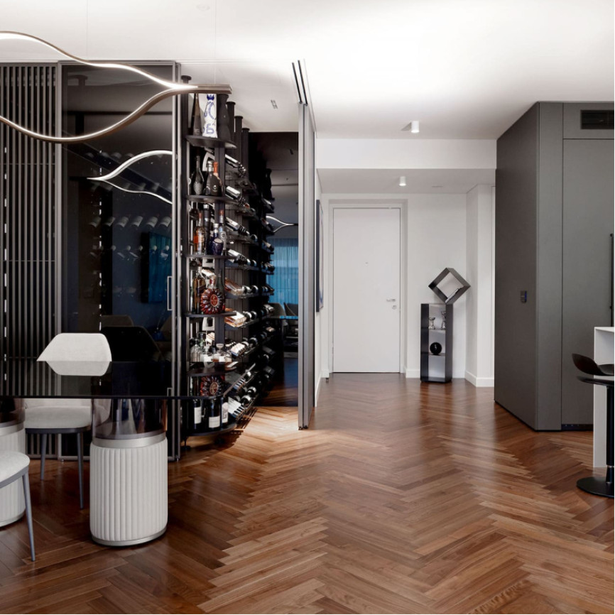 Verglaste, klimatisierte Weinkeller-Vitrine in einem Esszimmer mit offener Küche in einem Luxusapartment. Modulare Weinaufbewahrung aus Metall Modulo-X EuroCave Verglaste, klimatisierte Weinkeller-Vitrine in einem Esszimmer mit offener Küche in einem Luxusapartment. Modulare Weinaufbewahrung aus Metall Modulo-X EuroCave