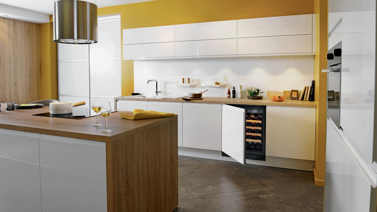 Thanks to the technical doors of our built-in coolers, adapt the same front panels as your fitted kitchen units. Thanks to the technical doors of our built-in coolers, adapt the same front panels as your fitted kitchen units.