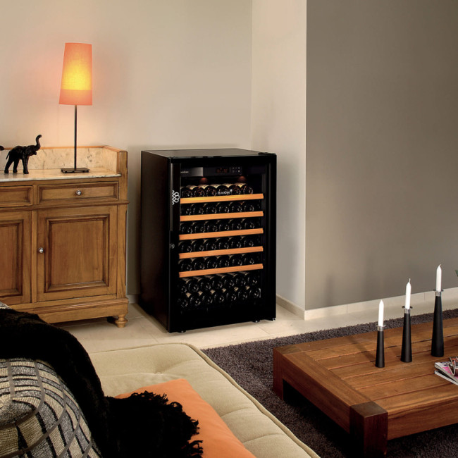 Petite cave multi-températures - un gradient de température permet un échelonnement de la température du froid au chaud pour s'approcher au plus près de la température de service de chaque vin. Petite cave multi-températures - un gradient de température permet un échelonnement de la température du froid au chaud pour s'approcher au plus près de la température de service de chaque vin.