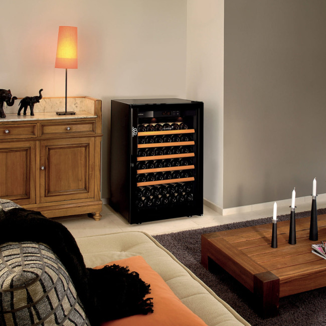 Multi-temperature wine cooler - a temperature gradient allows the temperature to be staggered from cold to hot to get as close as possible to the serving temperature of each wine. Multi-temperature wine cooler - a temperature gradient allows the temperature to be staggered from cold to hot to get as close as possible to the serving temperature of each wine.