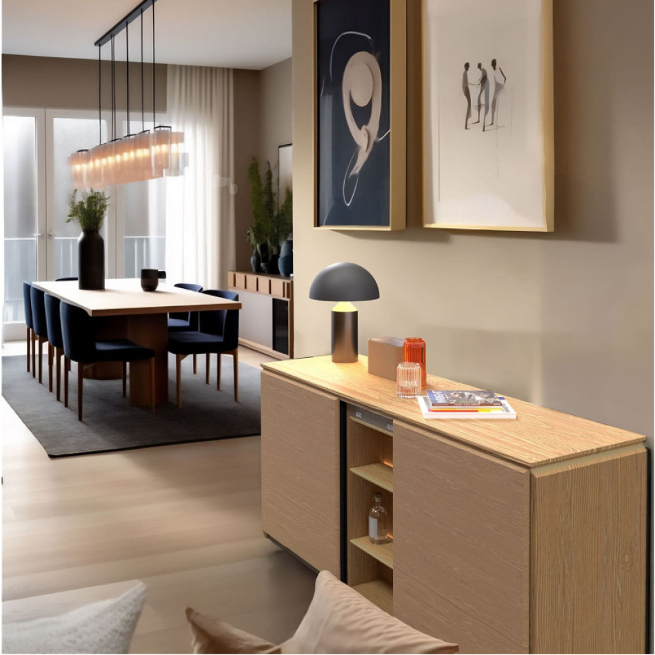 Harmonie-Möbelstück aus heller Eiche mit undurchsichtigen Türen zur Aufbewahrung von Flaschen bei Serviertemperatur