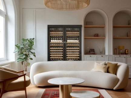 Double cave a vin de service EuroCave dans un salon chic et design