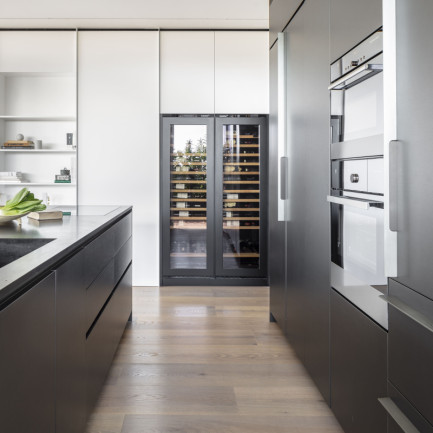 Double cave à vin de vieillissement avec des portes vitrées techniques, intégrée dans un de cuisine sur mesure - Inspiration EuroCave