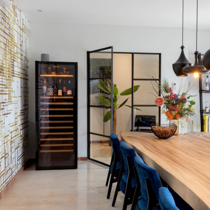 Cave a vin de vieillissement Pure avec présentation des bouteilles en pose libre dans une cuisine