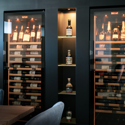 Cave a vin de vieillissement design intégrée dans un meuble sur mesure dans un séjour - Revelation EuroCave