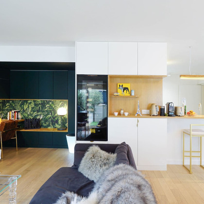 Einbau-Weinkühlschrank von EuroCave im Wohnzimmer einer Luxuswohnung in Paris.