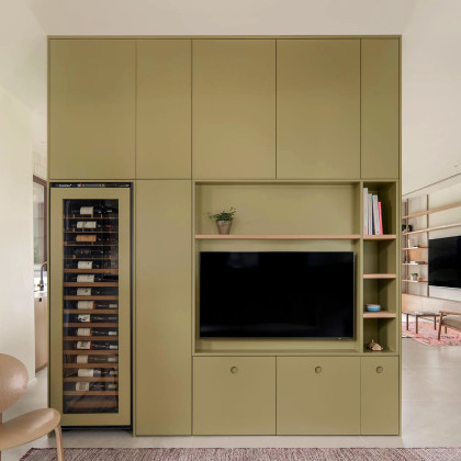 Großer Einbau-Weinkühlschrank eingebaut in ein wunderschönes maßgefertigtes grünes Möbelstück.