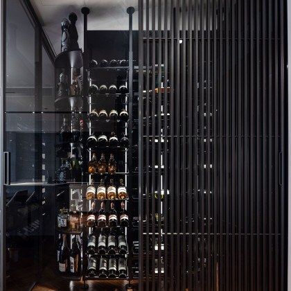 Modernes Innenarchitektur-Projekt mit dem Aluminium-Regalsystem Modulo-X von EuroCave.