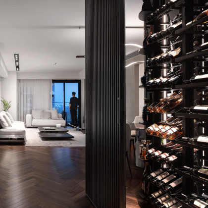 Weinregal aus schwarzem Metall für eine minimalistische und elegante Weinraum-Gestaltung.