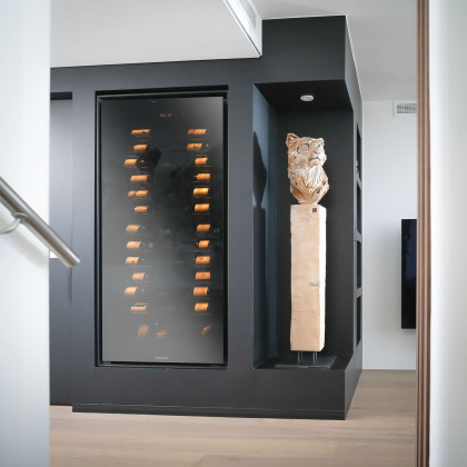 Einbau-Weinreifeschrank EuroCave Royale in einem einzigartigen Wohnbereich in Frankreich.
