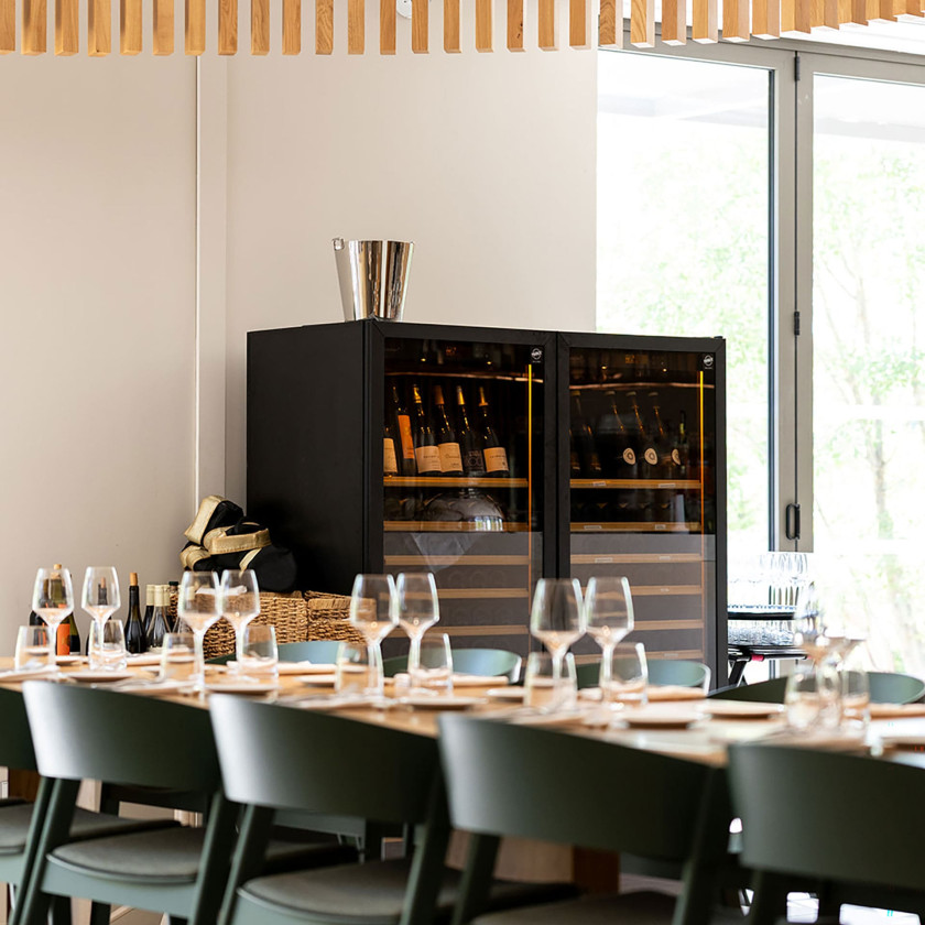 Moderne Weinkeller-Ausstattung für die Gastronomie mit modularen Metallregalen.