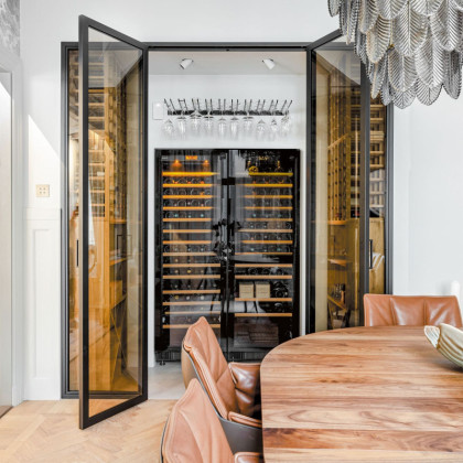 Double cave encastrable EuroCave Compact intégrée dans une vitrine à vin en Suède.