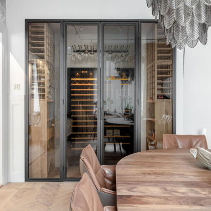 Solution de stockage de vin compacte pour architecture d'intérieur scandinave.