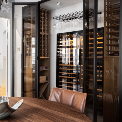 Installation de deux armoires à vin EuroCave dans une structure vitrée sur mesure.