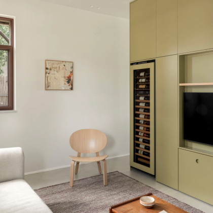 Aménagement intérieur design en Israël avec cave à vin parfaitement encastrée dans un meuble.