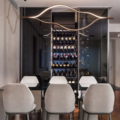 Vitrine de présentation de vin avec structure en métal noir Modulo-X par EuroCave.