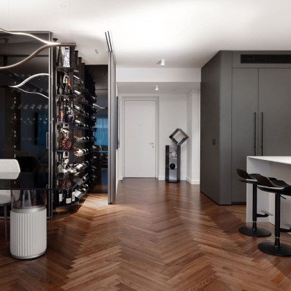 Présentation de bouteilles sur supports "Main du Sommelier" dans une structure en metal EuroCave Modulo-X haut de gamme.
