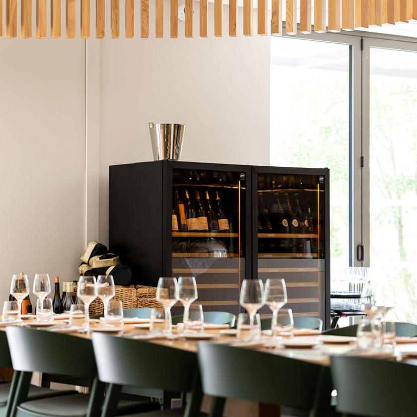 Présentation de bouteilles de vin dans un cadre professionnel luxueux au resort Massane - Caves à vin EuroCave Pure
