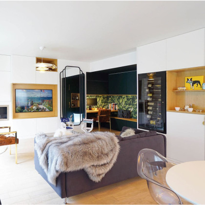 Edle Weinlagerung im Wohnbereich eines Pariser Apartments für höchste Designansprüche.