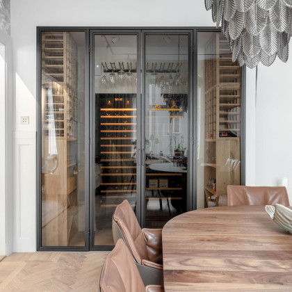 Platzsparende Weinlagerlösung integriert in eine moderne skandinavische Glasvitrine.