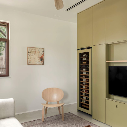 Maßgeschneidertes Küchendesign in Israel mit nahtlos integriertem EuroCave Weinschrank.