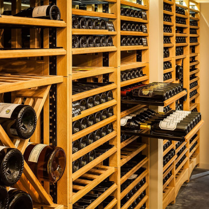 Weinregale aus Massivholz von David Butler für EuroCave im Till House Projekt.