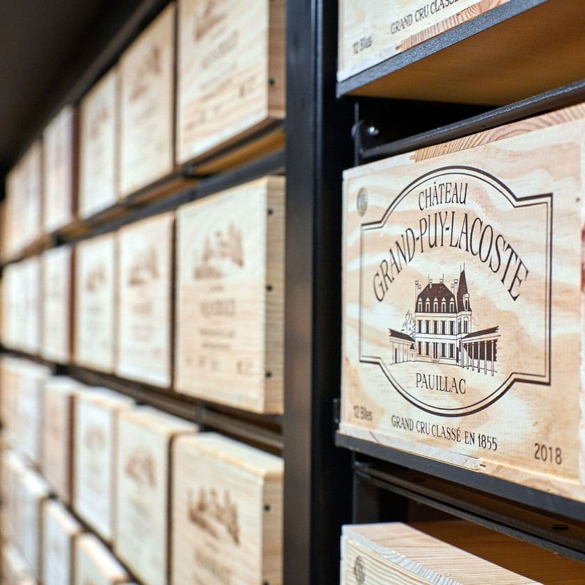 Effiziente Lagerung von Weinkisten auf Ausziehtablars im Weinkeller eines renommierten Weinguts.