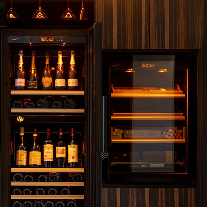 Cave de service encastrée et cave à cigares assortie pour un intérieur de luxe.