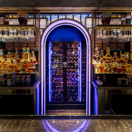 Vitrine à vin professionnelle ShowCave installée dans le restaurant Mott 32 à Las Vegas.