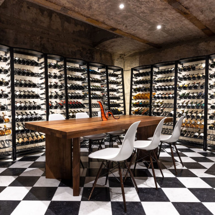 Luxuriöses Weinzimmer-Design mit EuroCave Modulosteel Metallregalen und Schachbrettboden.