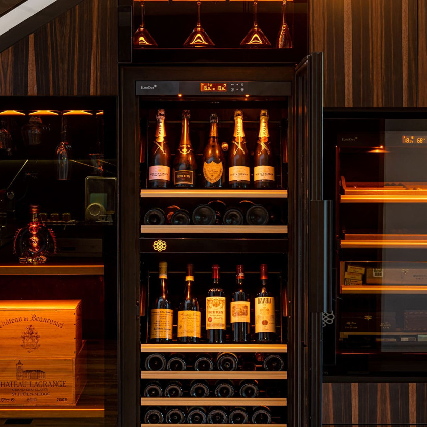 Luxus-Bar-Installation mit Weinkühlschrank und passendem Humidor für Zigarren.