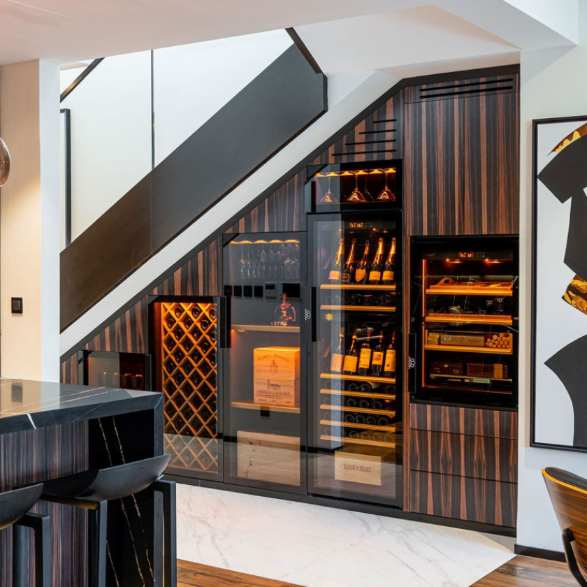 Kombinierte Lagerlösung für Wein und Zigarren in einem exklusiven Interieur.