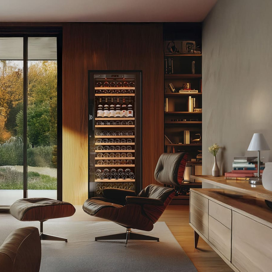 Großer, verglast multifunktionaler Weinkühlschrank für die temperaturgeregelte Lagerung von Wein im Wohnzimmer, aus der Pure-Kollektion von EuroCave.