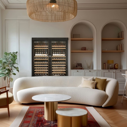 Großer, multifunktionaler Weinkühlschrank mit Glasfront, in ein Wohnzimmer integriert, aus der Pure-Kollektion von EuroCave.