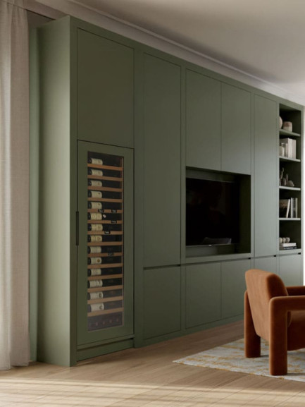 Grande cave à vin de la collection InspirationEuroCave à porte vitrée technique, avec éclairage intégré, encastrée dans un meuble sur mesure couleur olive au design contemporain, intégrée dans un espace de vie élégant