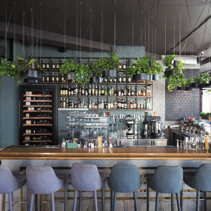 cave-a-vin-mise-a-temperature-derriere-bar-a-vin-vins-toujours-prets-a-deguster-la-premiere-eurocave.jpg