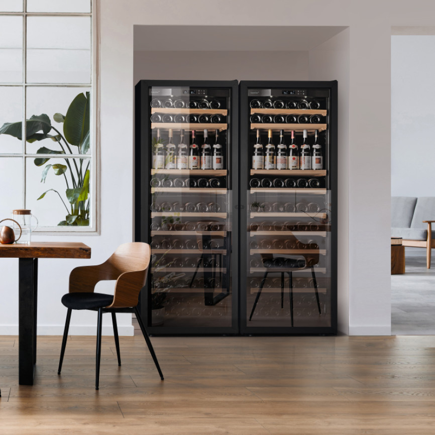 Doppelter Weinkühlschrank, integriert in eine moderne Einrichtung, Kollektion La Première von EuroCave.