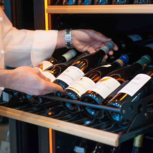 EuroCave serving wine fridge,  temperature conditioning for wines, sliding display shelves