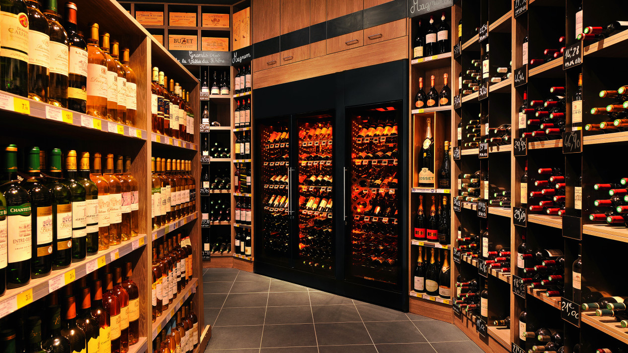 ShowCave Weinkühlvitrine im Leclerc-Supermarkt in Frankreich zur Präsentation von Weinen in Verkaufsregalen