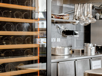 Weinschrank der EuroCave-Serie Pure, installiert im Servicebereich eines Restaurants zur Weinlagerung.