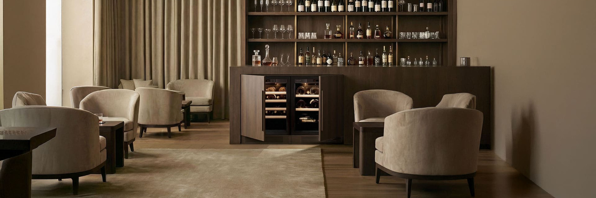 Zwei nebeneinander unter der Bar eingebaute Weinkühlschränke der Modellreihe Compact von EuroCave, technische Tür, dezentes Ambiente.